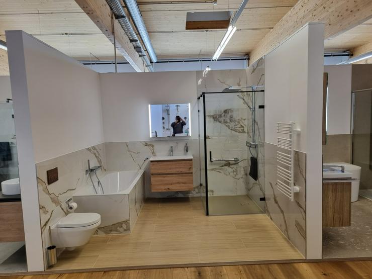 Bild 7: *Hallo und willkommen bei Bayernbad – Ihren Badshop in Landshut*