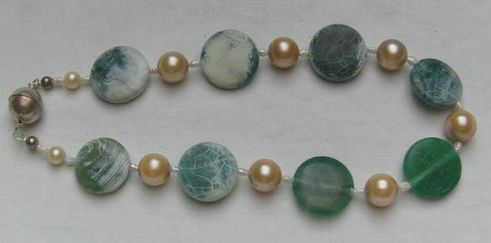 Bild 2: Edelsteinkette mit einen Bandachat und Perleneinlage
