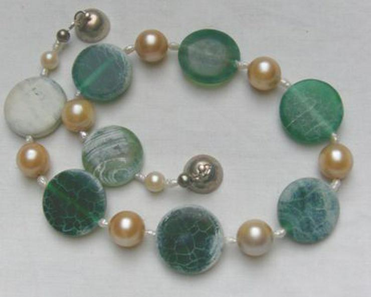 Bild 3: Edelsteinkette mit einen Bandachat und Perleneinlage