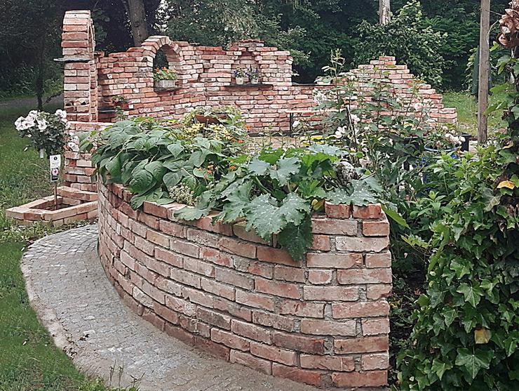 Bild 16: klassisch rote Backsteine uralte Ziegel Klinker Gala Bau Garten Gestaltung Landhaus used look shabby chick