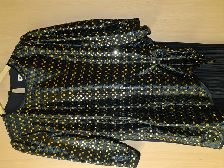 Bild 6: Auflösung von Markenware verschiedener Damenbekleidungen und Markenware 1 Herrenanzug