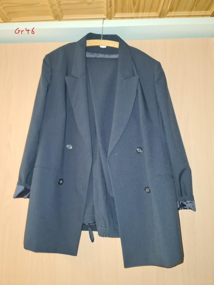 Bild 12: Auflösung von Markenware verschiedener Damenbekleidungen und Markenware 1 Herrenanzug