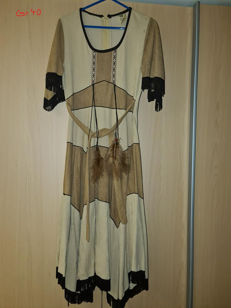 Bild 2: Auflösung von Markenware verschiedener Damenbekleidungen und Markenware 1 Herrenanzug