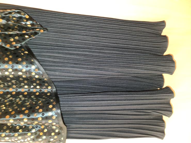 Bild 10: Auflösung von Markenware verschiedener Damenbekleidungen und Markenware 1 Herrenanzug