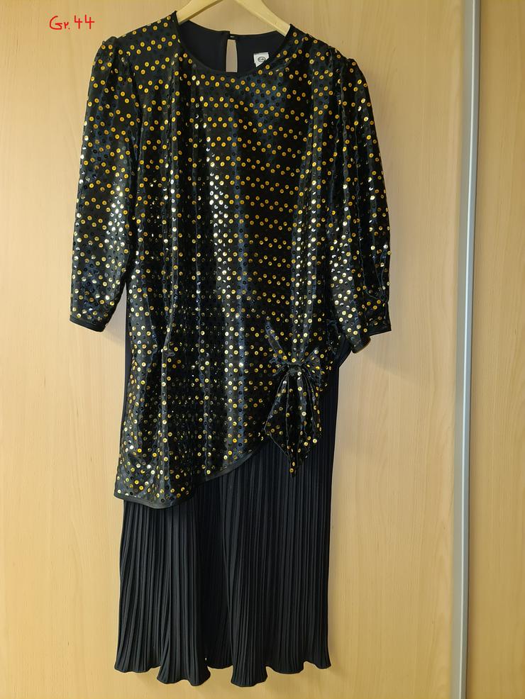 Bild 8: Auflösung von Markenware verschiedener Damenbekleidungen und Markenware 1 Herrenanzug