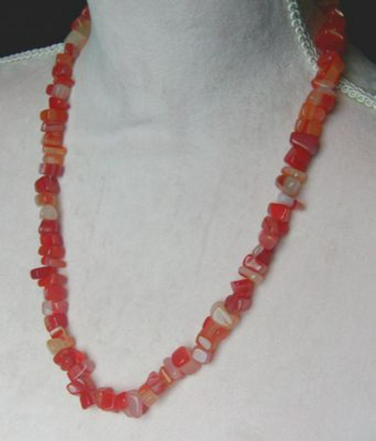 Bild 7: Halskette mit facettierten roten Glassteinchen