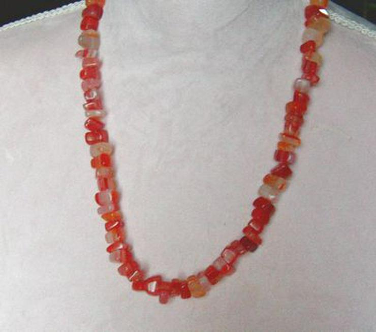 Halskette mit facettierten roten Glassteinchen