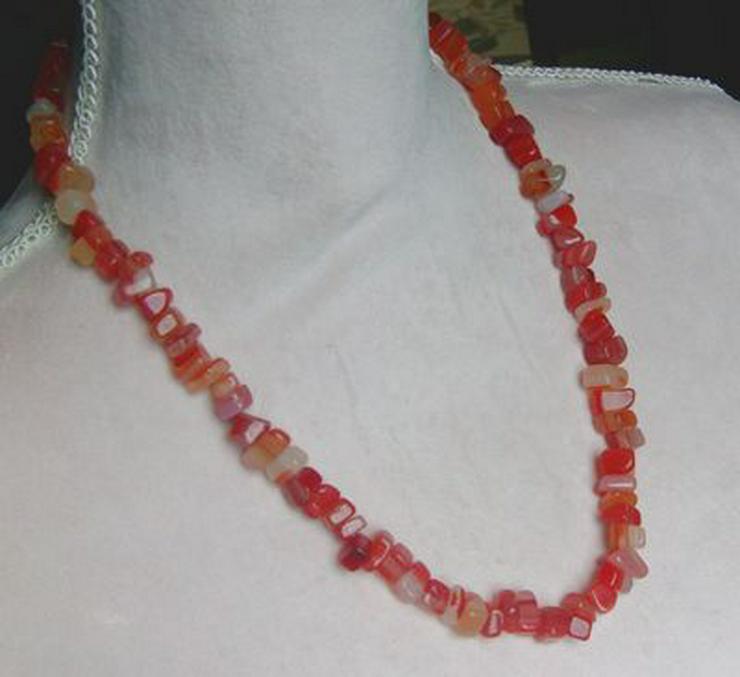 Bild 6: Halskette mit facettierten roten Glassteinchen