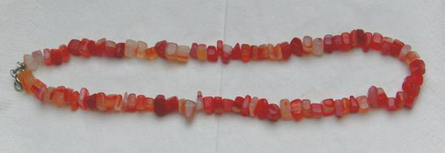 Bild 4: Halskette mit facettierten roten Glassteinchen