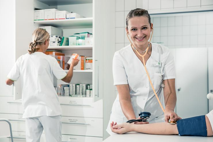 Bild 2: Examinierte Gesundheits-und Krankenpfleger für den Tagdienst und/oder Nachtdienst (m/w/d)