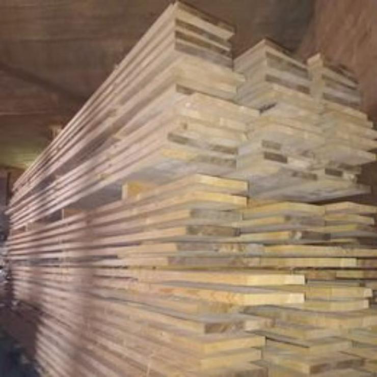 Bild 2: Hochwertige Holzbretter & Kanthölzer – direkt auf Maß zugeschnitten