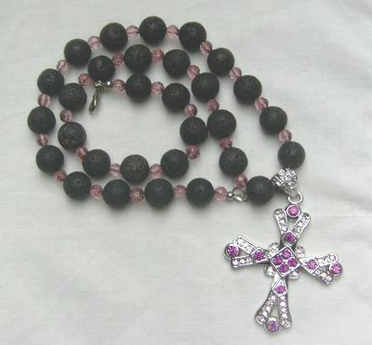Bild 7: Longkette mit eien Kreuz, den Lava und Kristallperlen