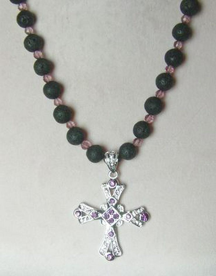 Bild 2: Longkette mit eien Kreuz, den Lava und Kristallperlen