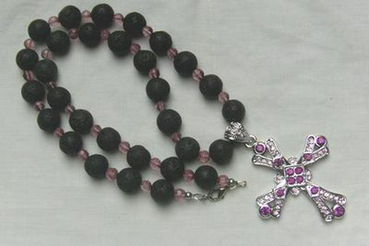 Bild 3: Longkette mit eien Kreuz, den Lava und Kristallperlen