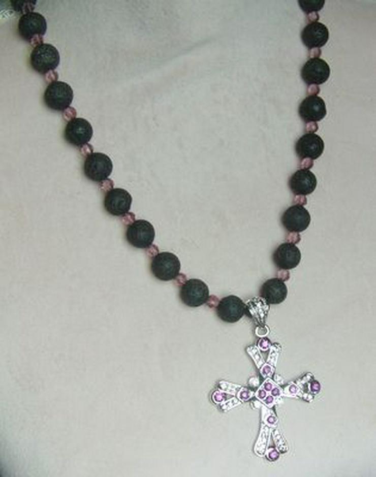Longkette mit eien Kreuz, den Lava und Kristallperlen