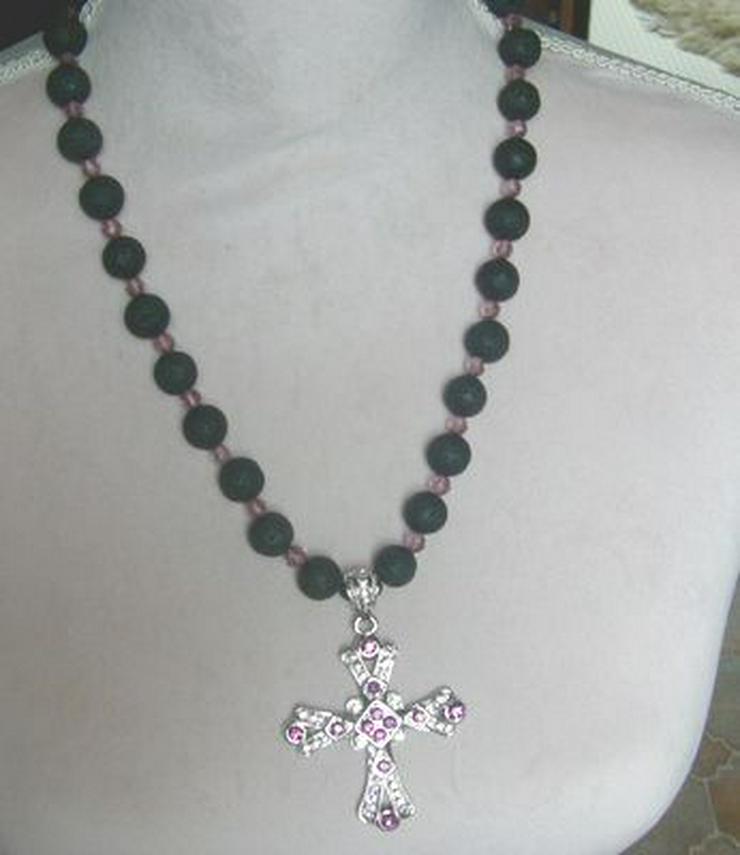 Bild 6: Longkette mit eien Kreuz, den Lava und Kristallperlen