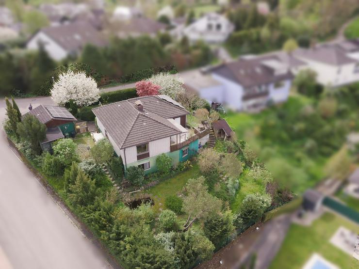 Wohnhaus mit Vogesenblick auf großem Grundstück.