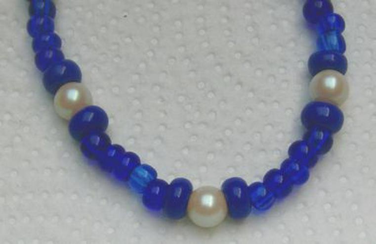 Bild 4: Longkette, blauer Rocaille mit Perleneinlage