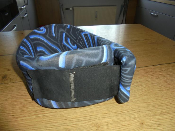 Bild 3: Halskrause- Halsstütze schwarz/blau gemustert Gr. L Klettverschluss
