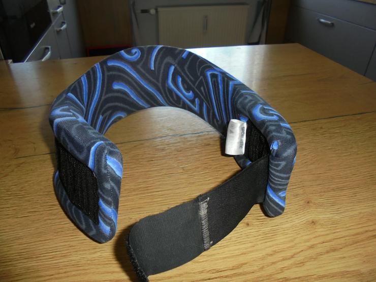 Bild 4: Halskrause- Halsstütze schwarz/blau gemustert Gr. L Klettverschluss