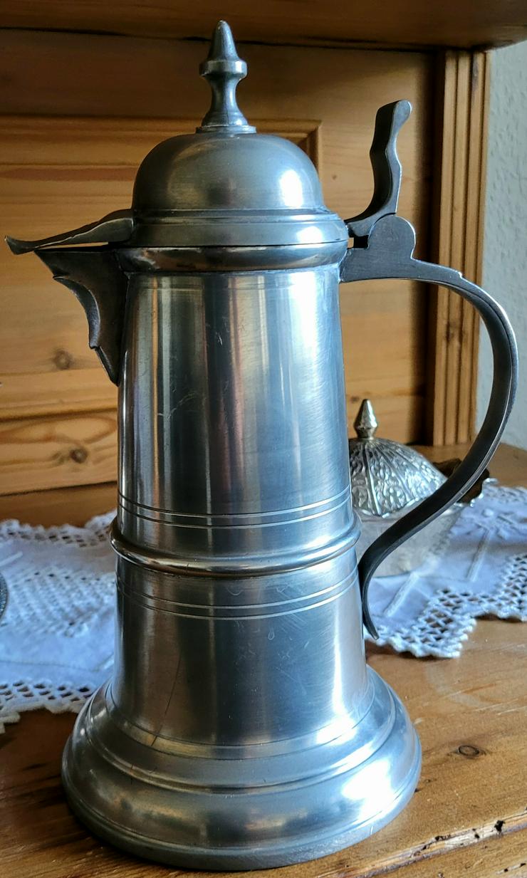 Zinnkrug Meistersinger mit spitzem Ausguss und Deckel