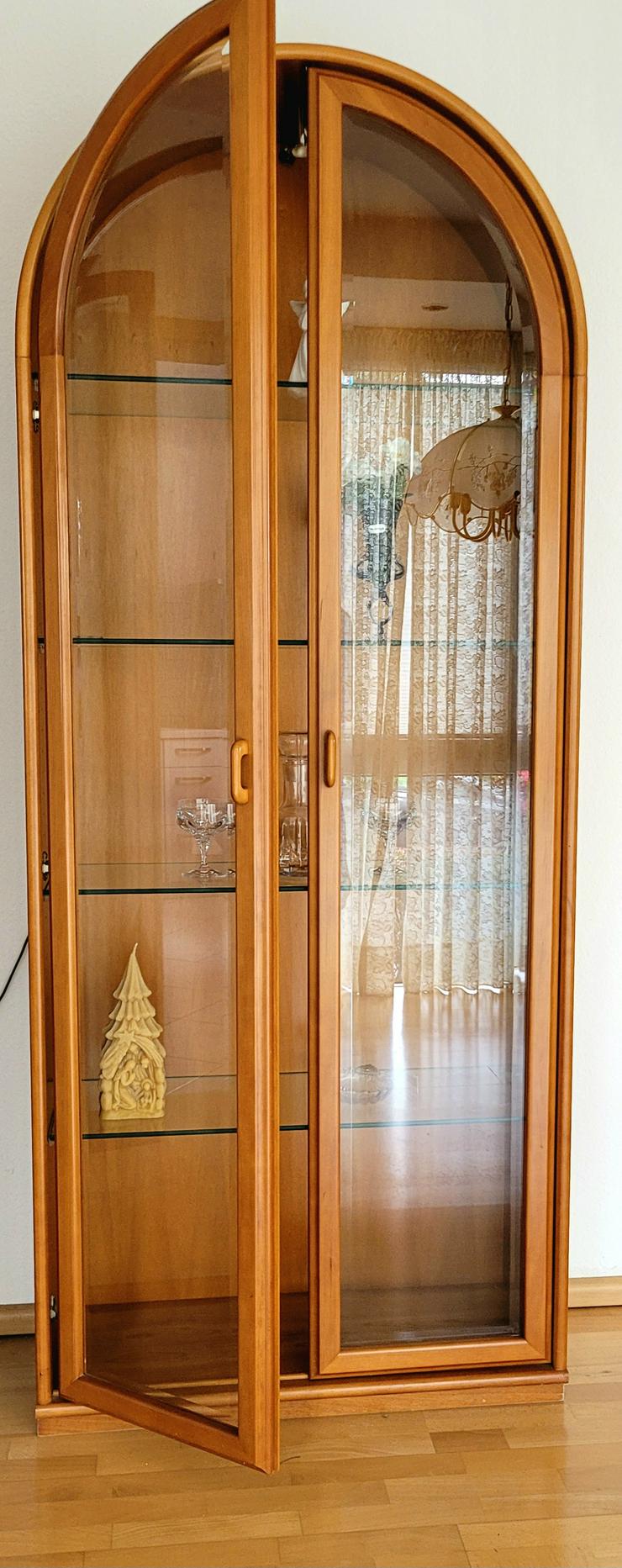 Edler Vitrinenschrank mit Beleuchtung - Ein wahres Schmuckstück