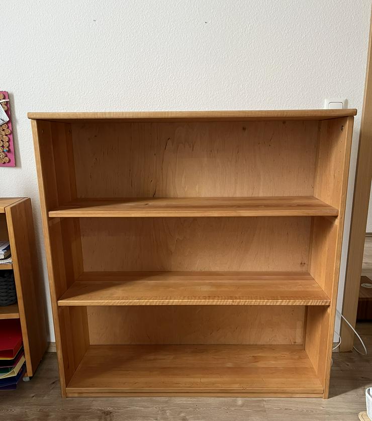 Bild 2: Bücherregal