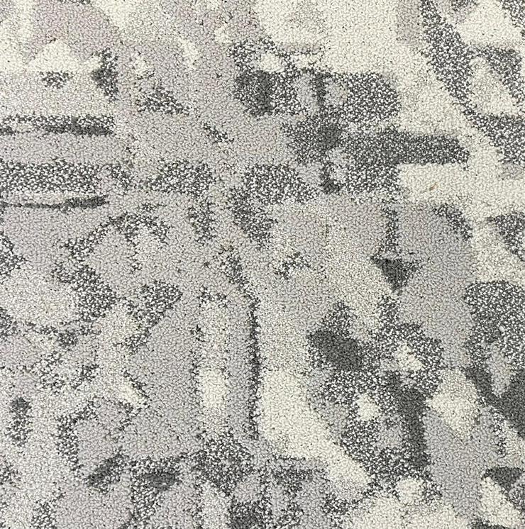 Schöne helle Teppichfliesen mit Muster, neu im Karton