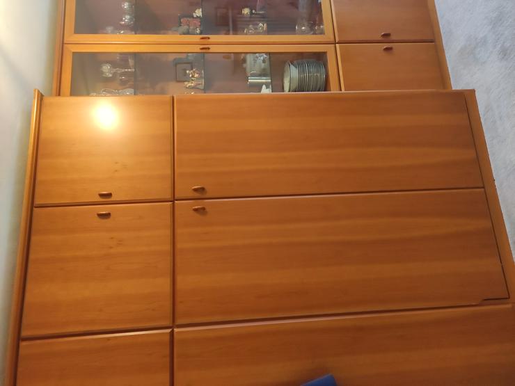 Bild 2: Schrankbett und Vitrine, Kirsche funiert