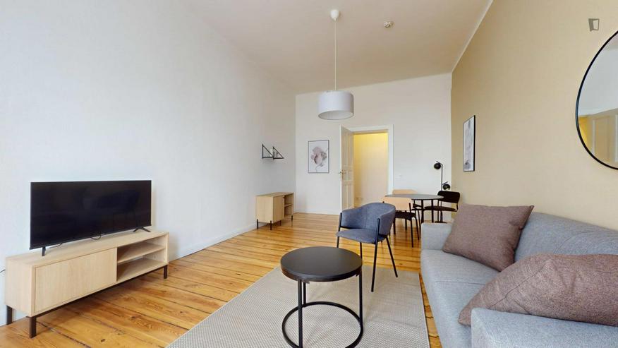 this attractive private two-room apartment situated in the vibrant neighbourhood of Hermannstraße 