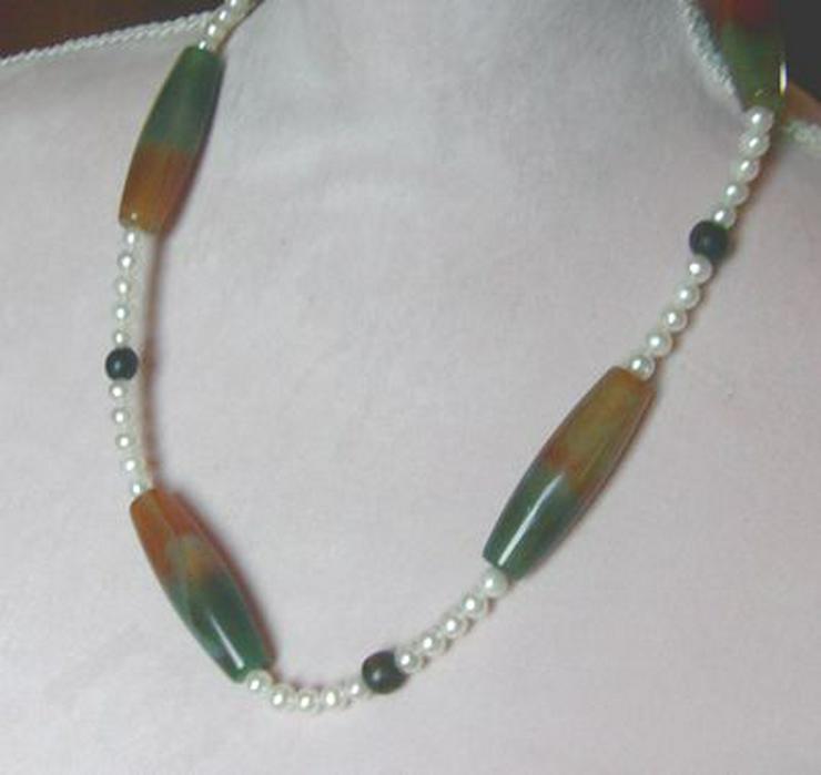 Longkette mit Perlen und Achaten