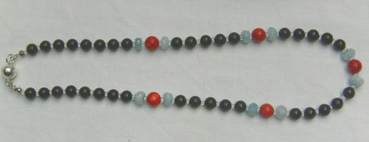 Bild 3: Edelsteinkette mit den Onyx, den Aquvamarin un die Koralle