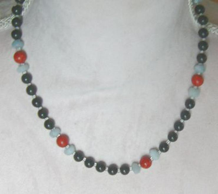 Bild 5: Edelsteinkette mit den Onyx, den Aquvamarin un die Koralle