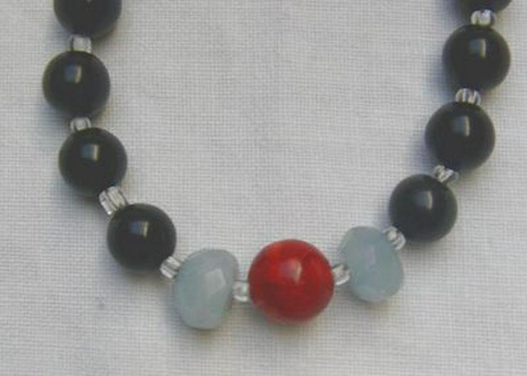 Bild 4: Edelsteinkette mit den Onyx, den Aquvamarin un die Koralle