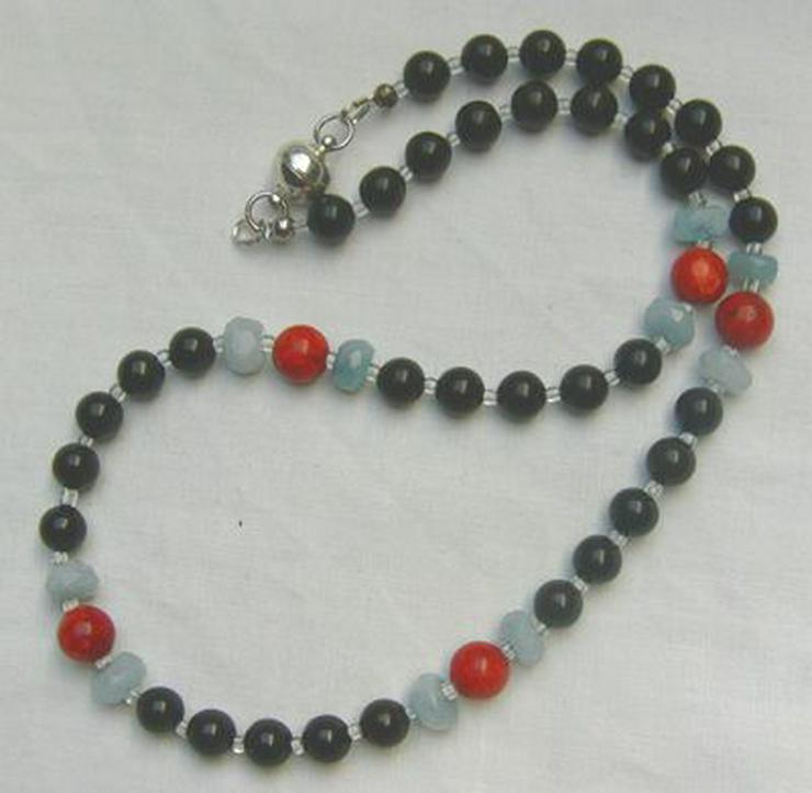 Edelsteinkette mit den Onyx, den Aquvamarin un die Koralle