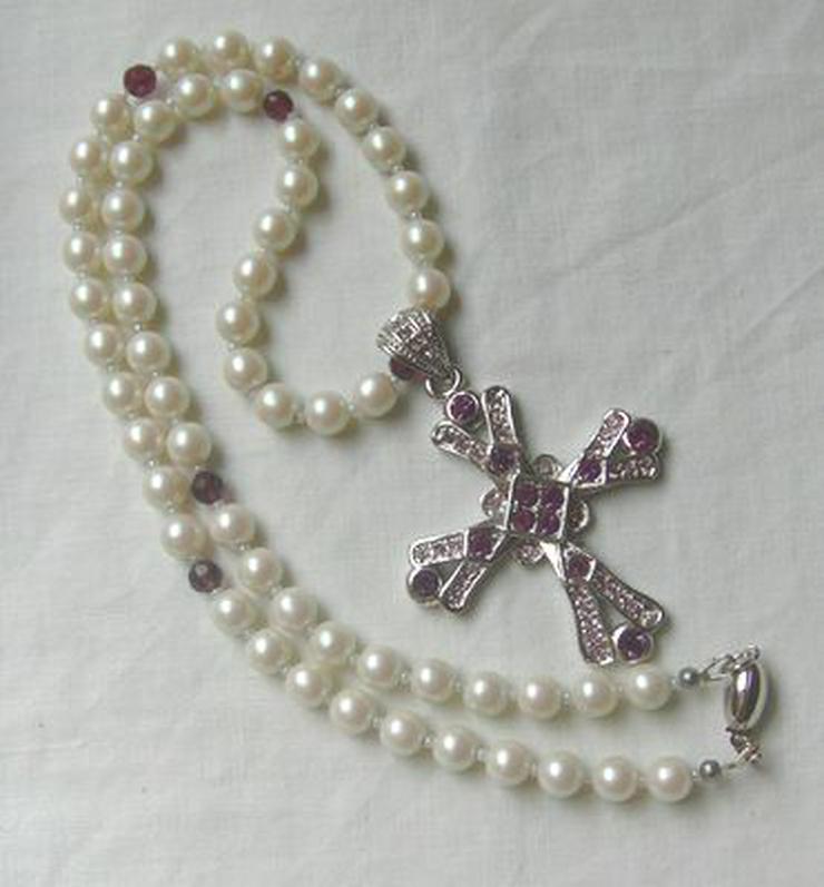 longkette mit Zuchtperlen und einen eingfassten Kreuzanhänger
