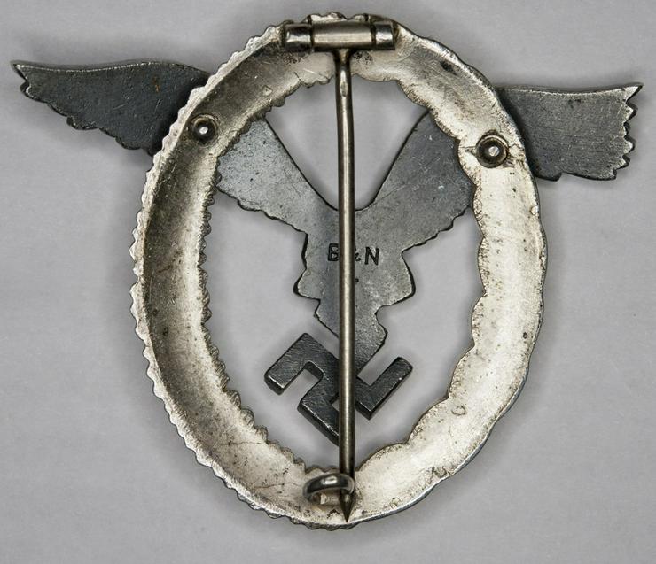Bild 4: Luftwaffe Abzeichen mit Etui aus Wk2 