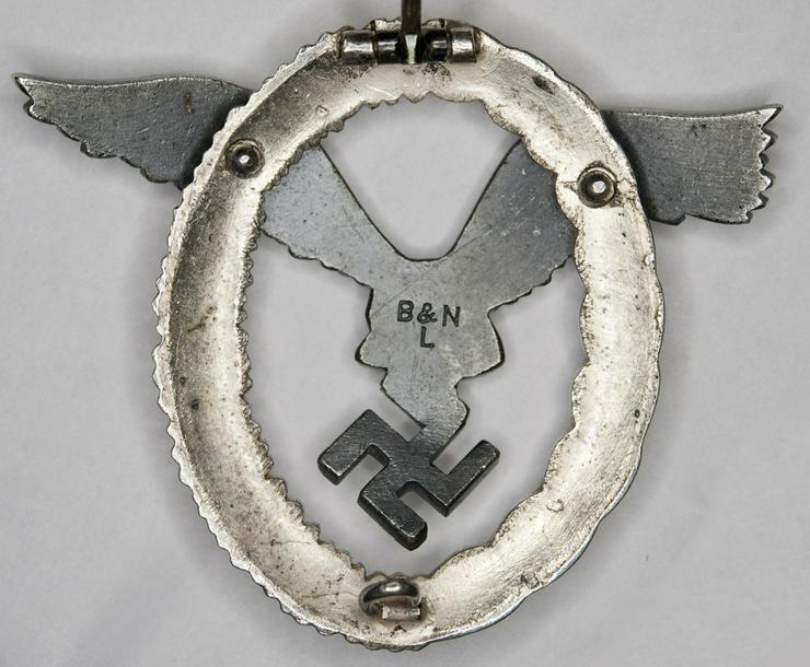 Bild 5: Luftwaffe Abzeichen mit Etui aus Wk2 