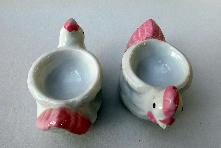 Bild 2: 2 sitzende Huhn-Eierbecher aus Keramik weiss + rot