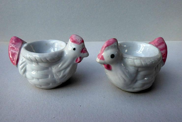 2 sitzende Huhn-Eierbecher aus Keramik weiss + rot - Kaffeegeschirr & Teegeschirr - Bild 1