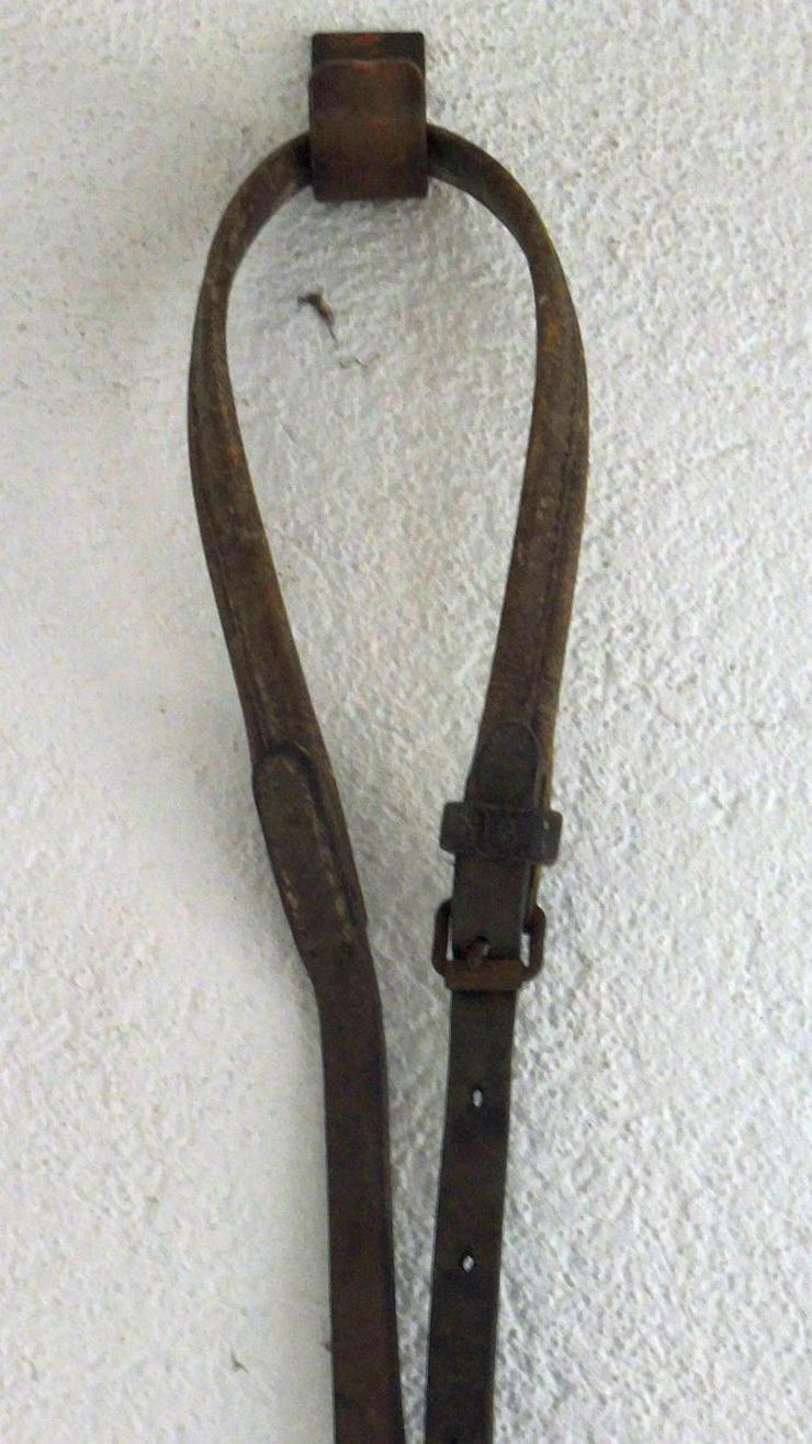 Bild 2: Ledergurt und Kette mit Verschluß