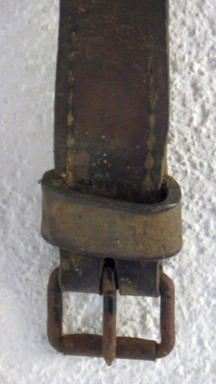 Bild 3: Ledergurt und Kette mit Verschluß