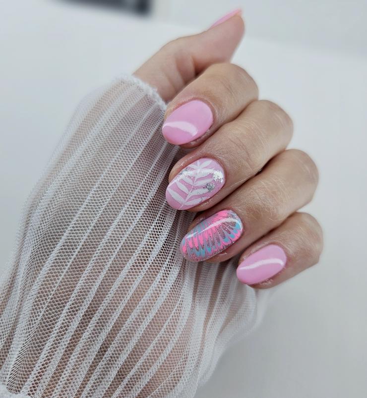 Bild 6: Nageldesignerin