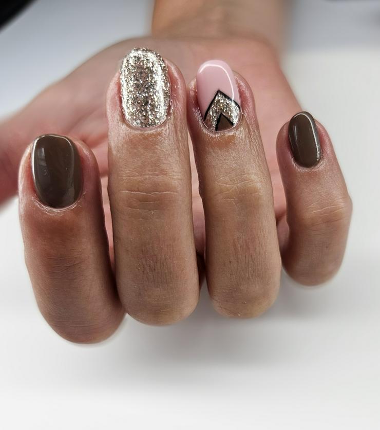 Bild 3: Nageldesignerin
