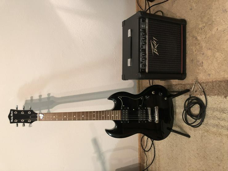 Gitarre: Harley Benton mit Verstärker: Peavey