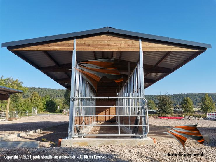 Bild 3: Pferderaufe & Heuraufe | Futterraufe und Fressgitter mit Offenstall