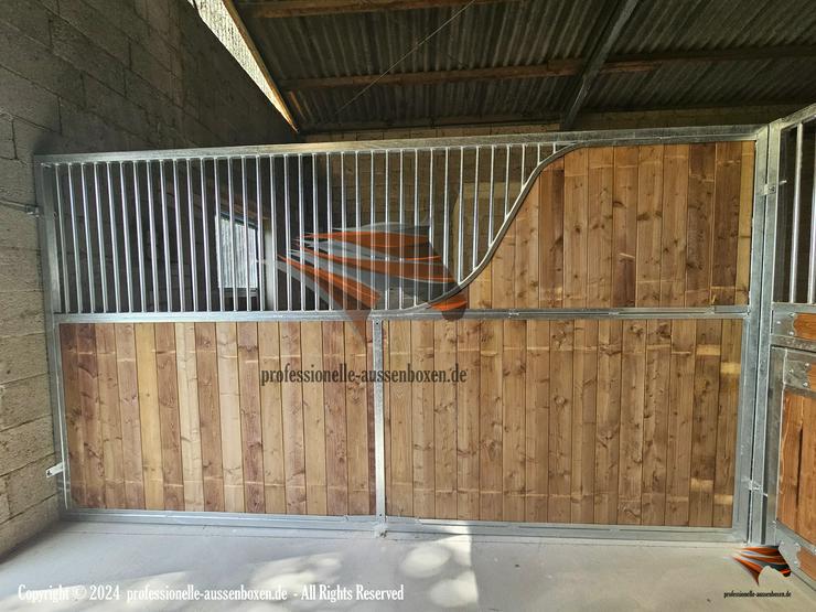 Bild 6: Pferdebox und Innenbox & Trennwände - Boxenstall und Stallfronte
