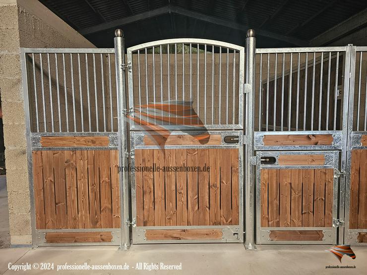 Bild 5: Pferdebox und Innenbox & Trennwände - Boxenstall und Stallfronte