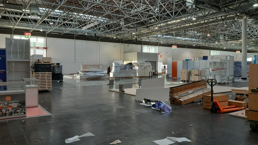 Messestandmonteur hilft auf Medica in Düsseldorf