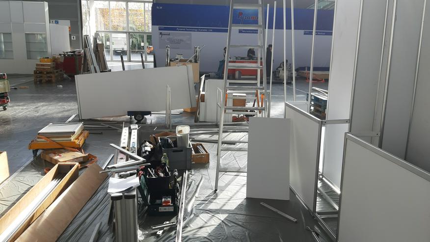 Messestandmonteur hilft auf Medica in Düsseldorf